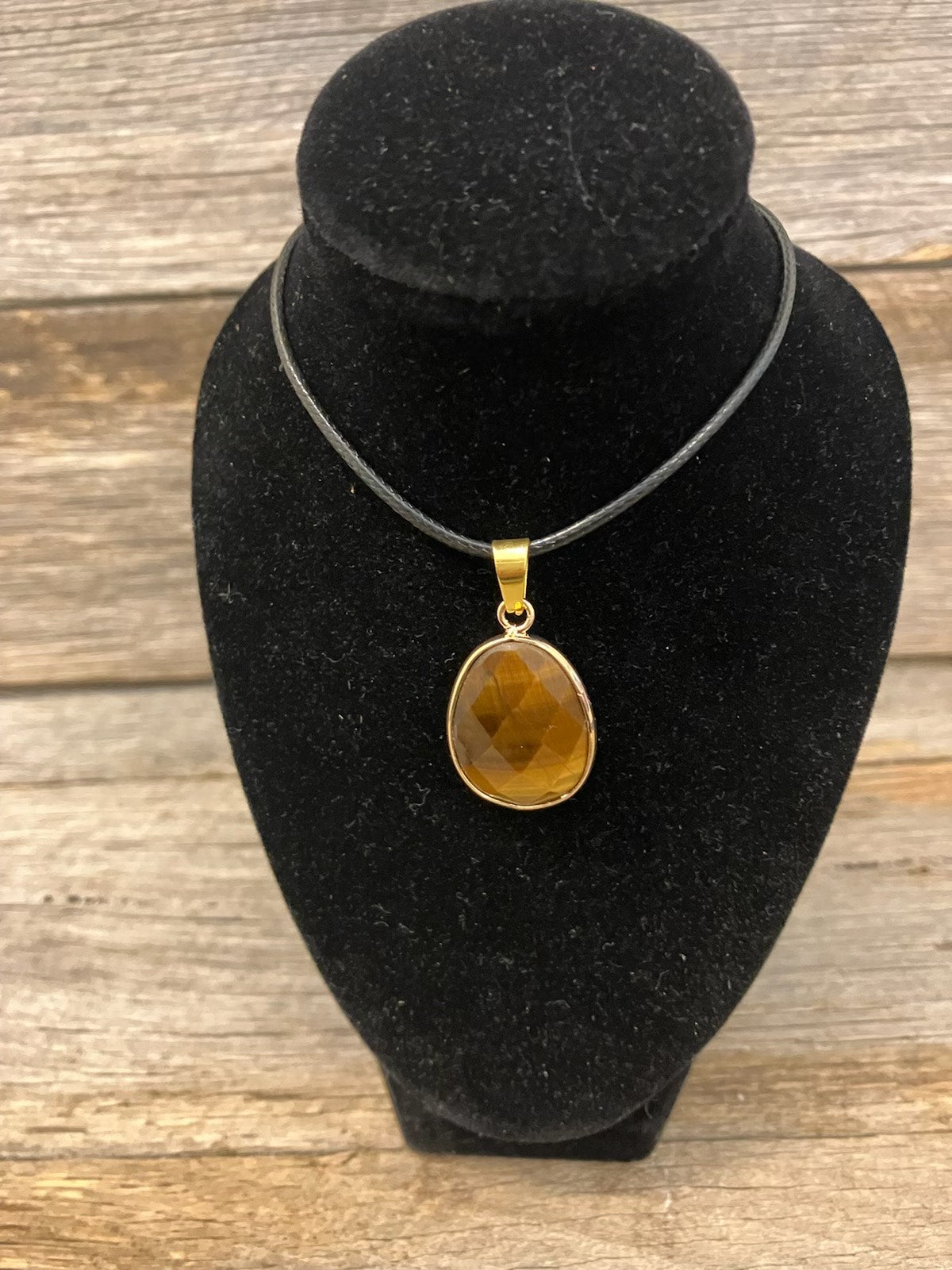 Small crystal pendant necklace