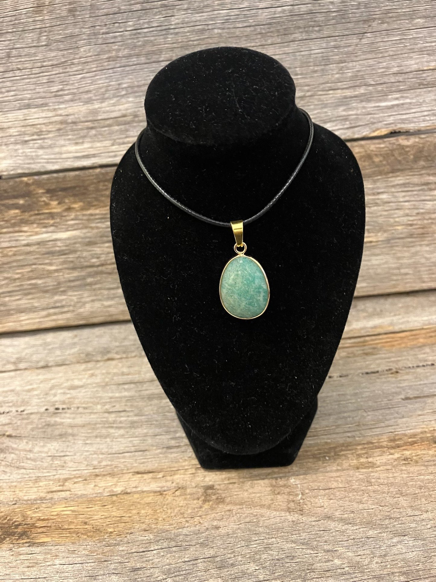 Small crystal pendant necklace