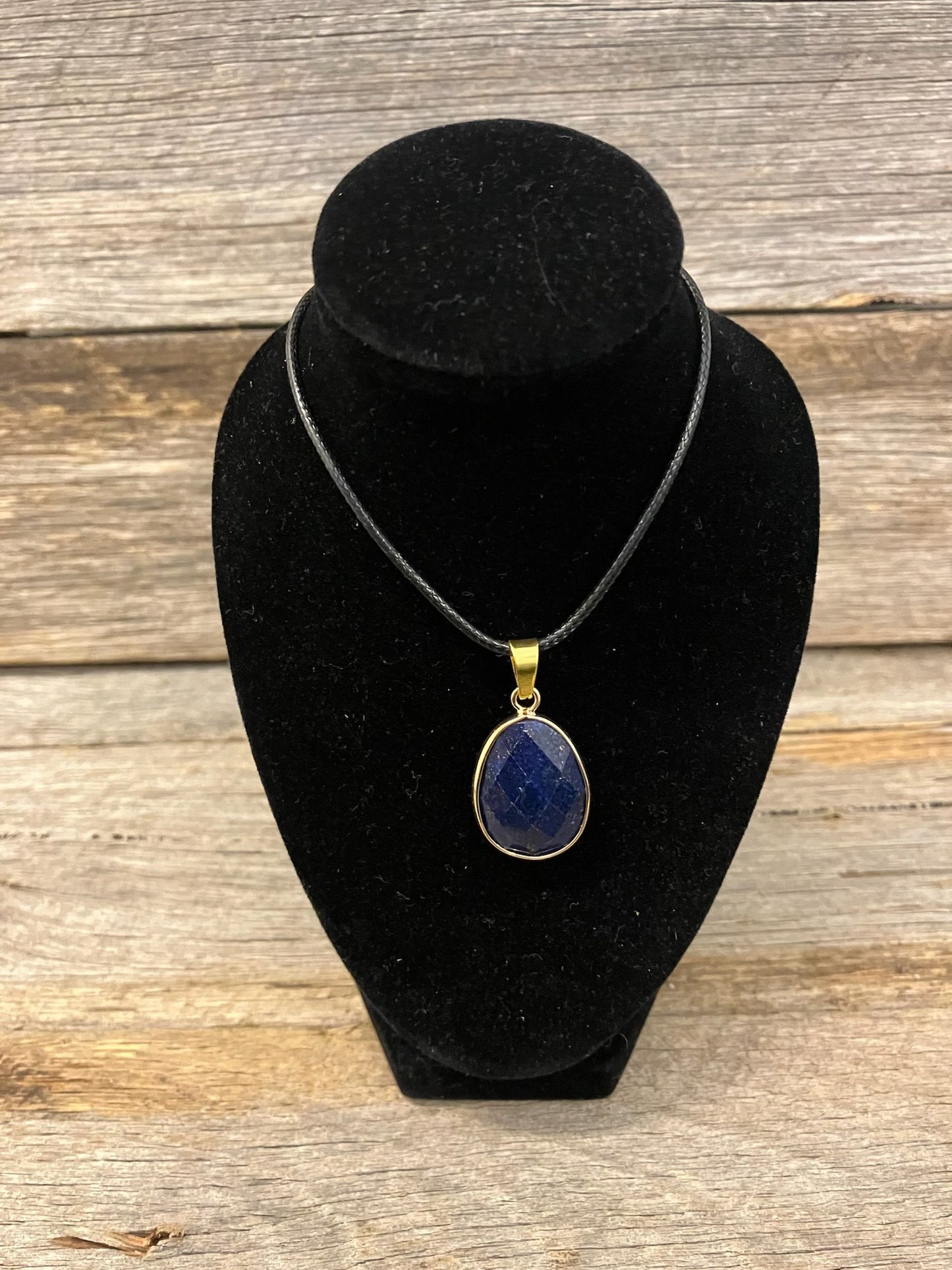 Small crystal pendant necklace