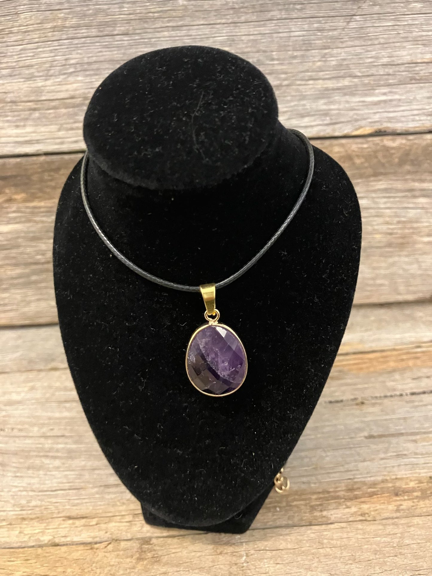 Small crystal pendant necklace
