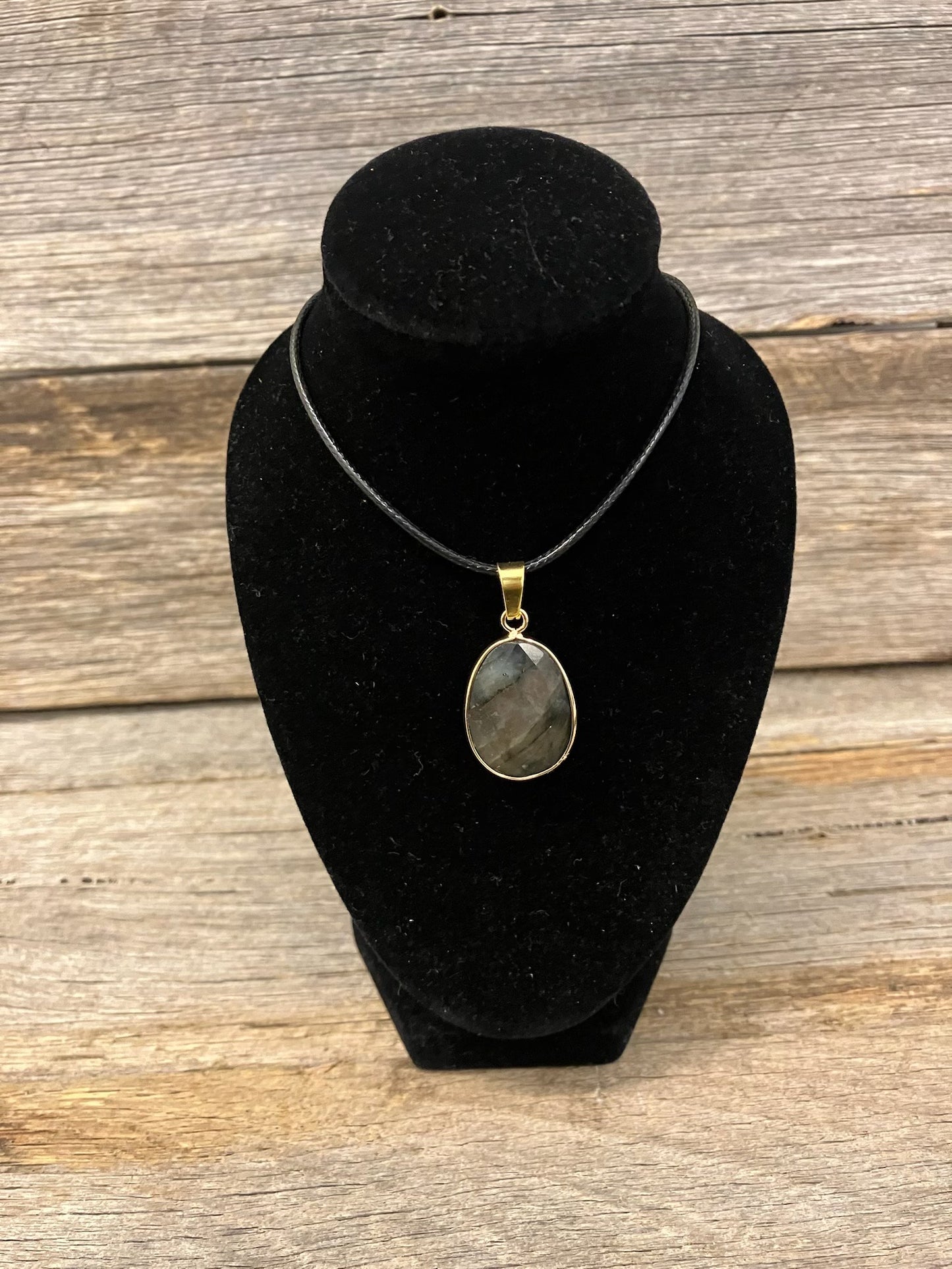 Small crystal pendant necklace