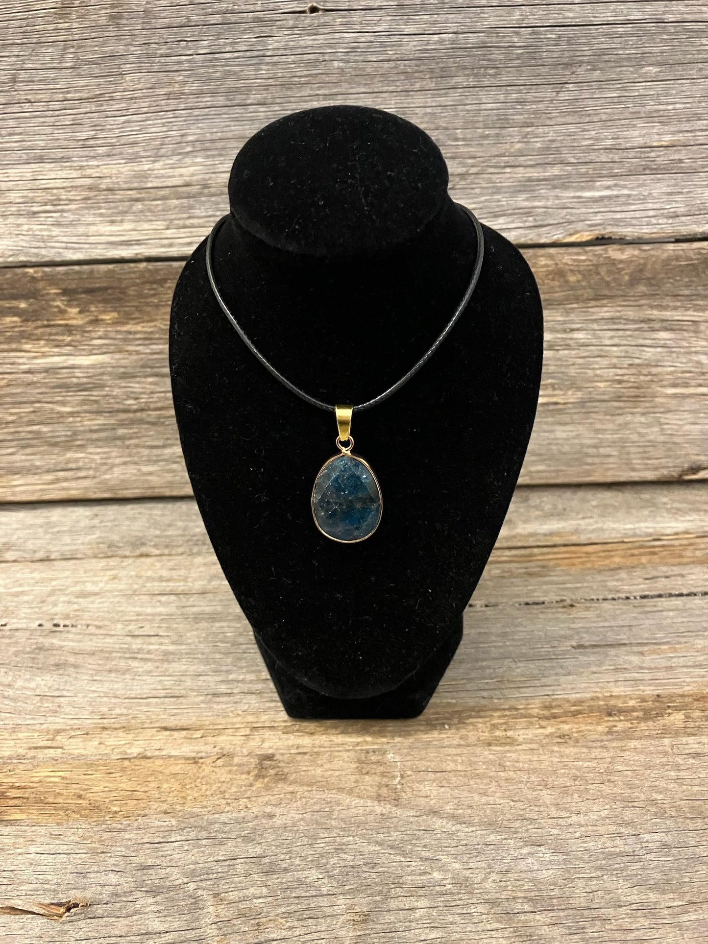Small crystal pendant necklace