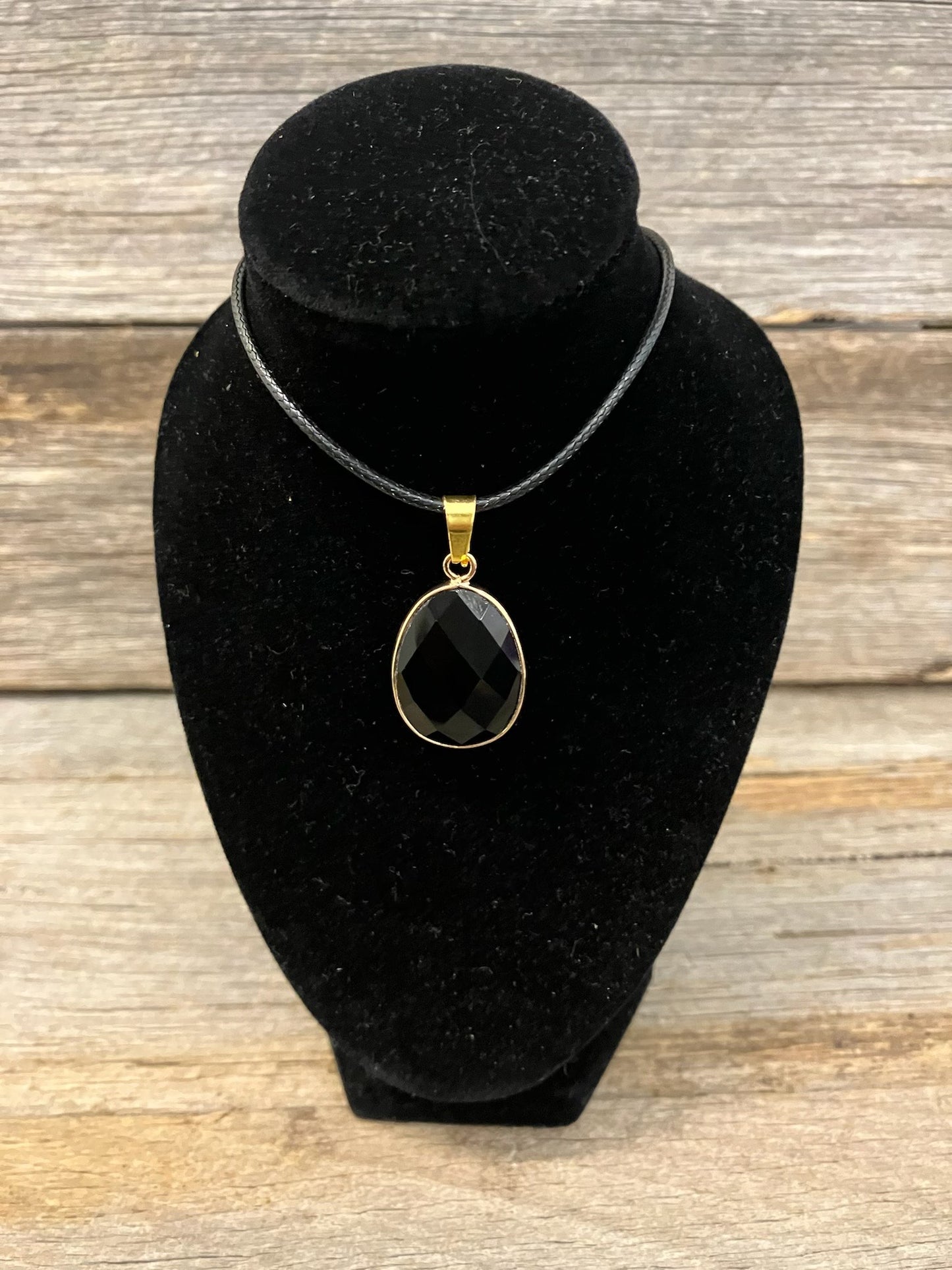 Small crystal pendant necklace