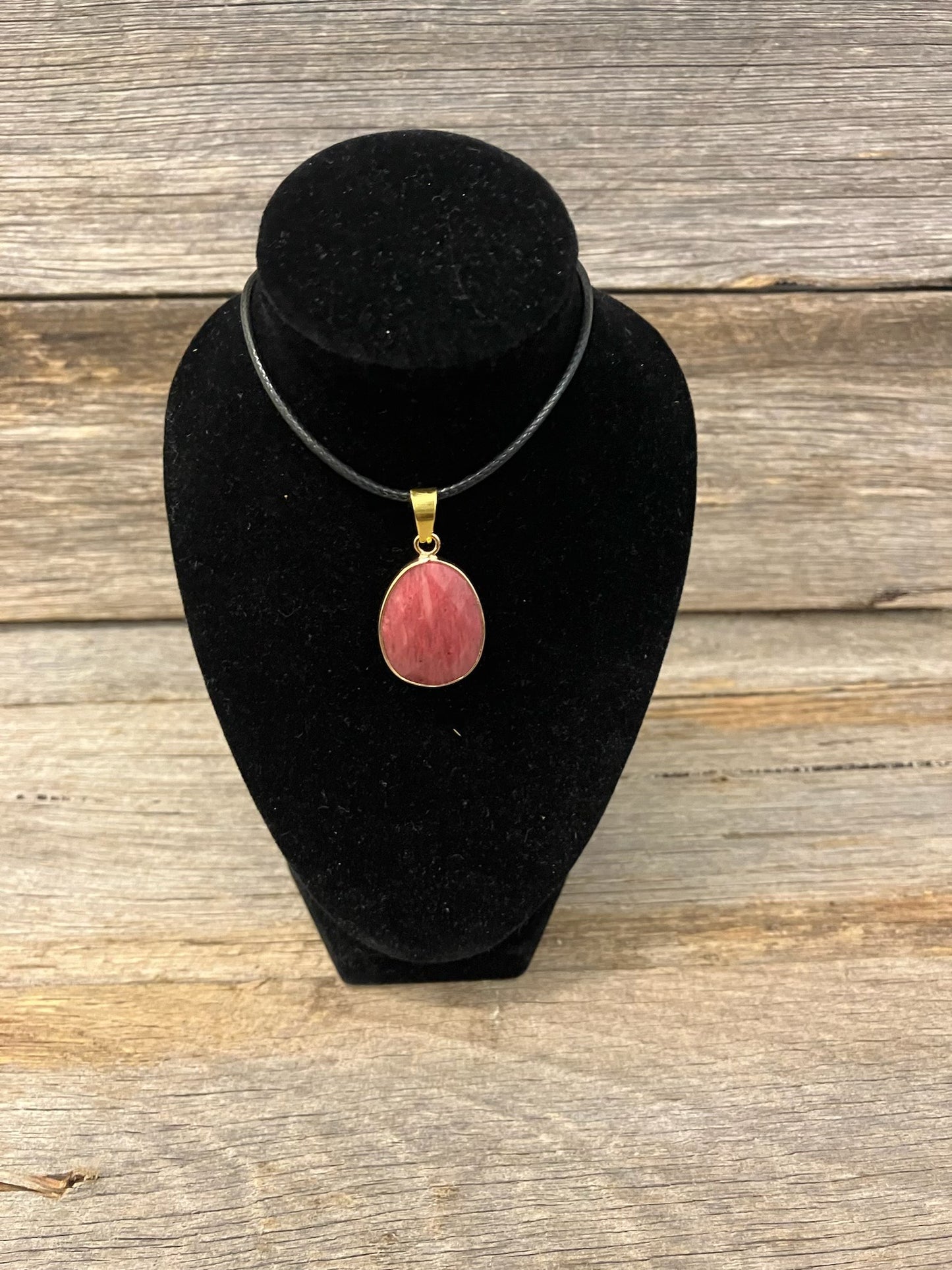 Small crystal pendant necklace